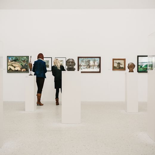 Personen in Ausstellungsraum