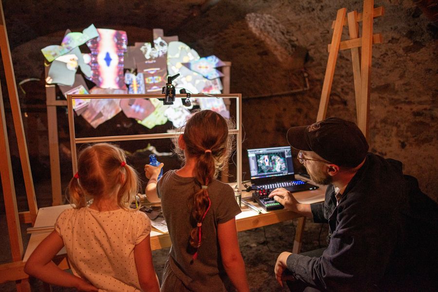 Ein Mann zeigt Kinder etwas