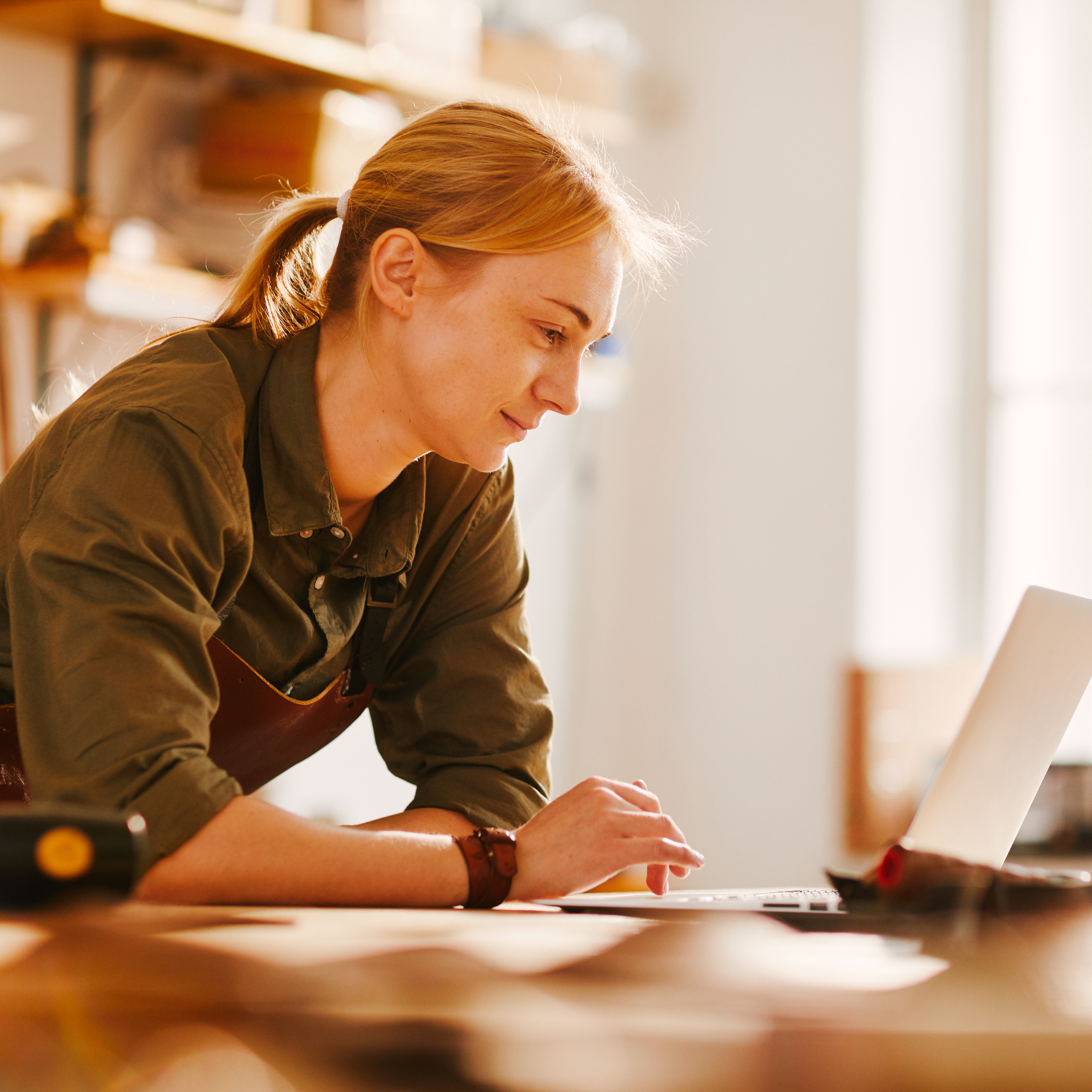 Eine Frau recherchiert auf einem Laptop.