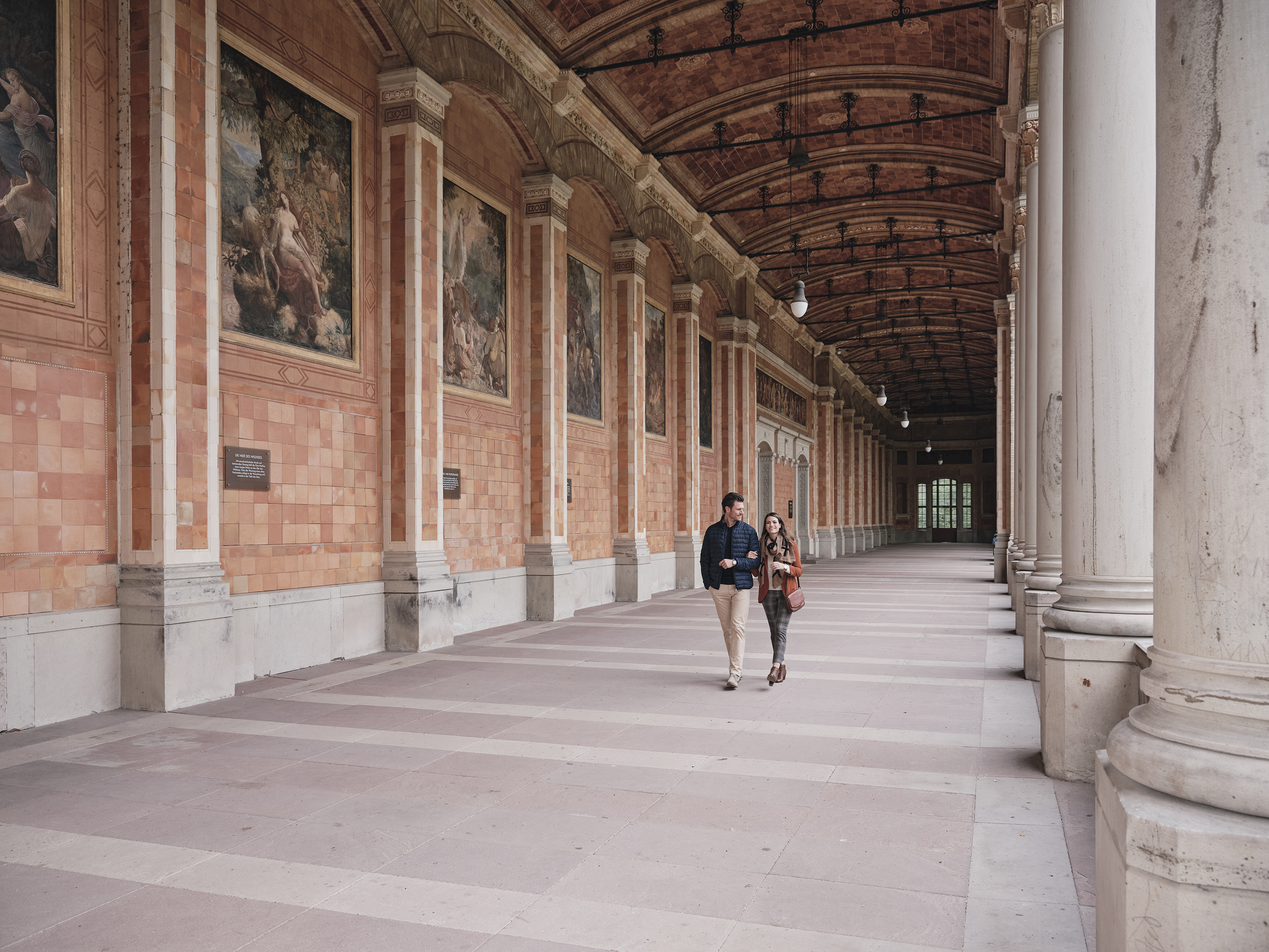 Säulengang mit zwei Personen.