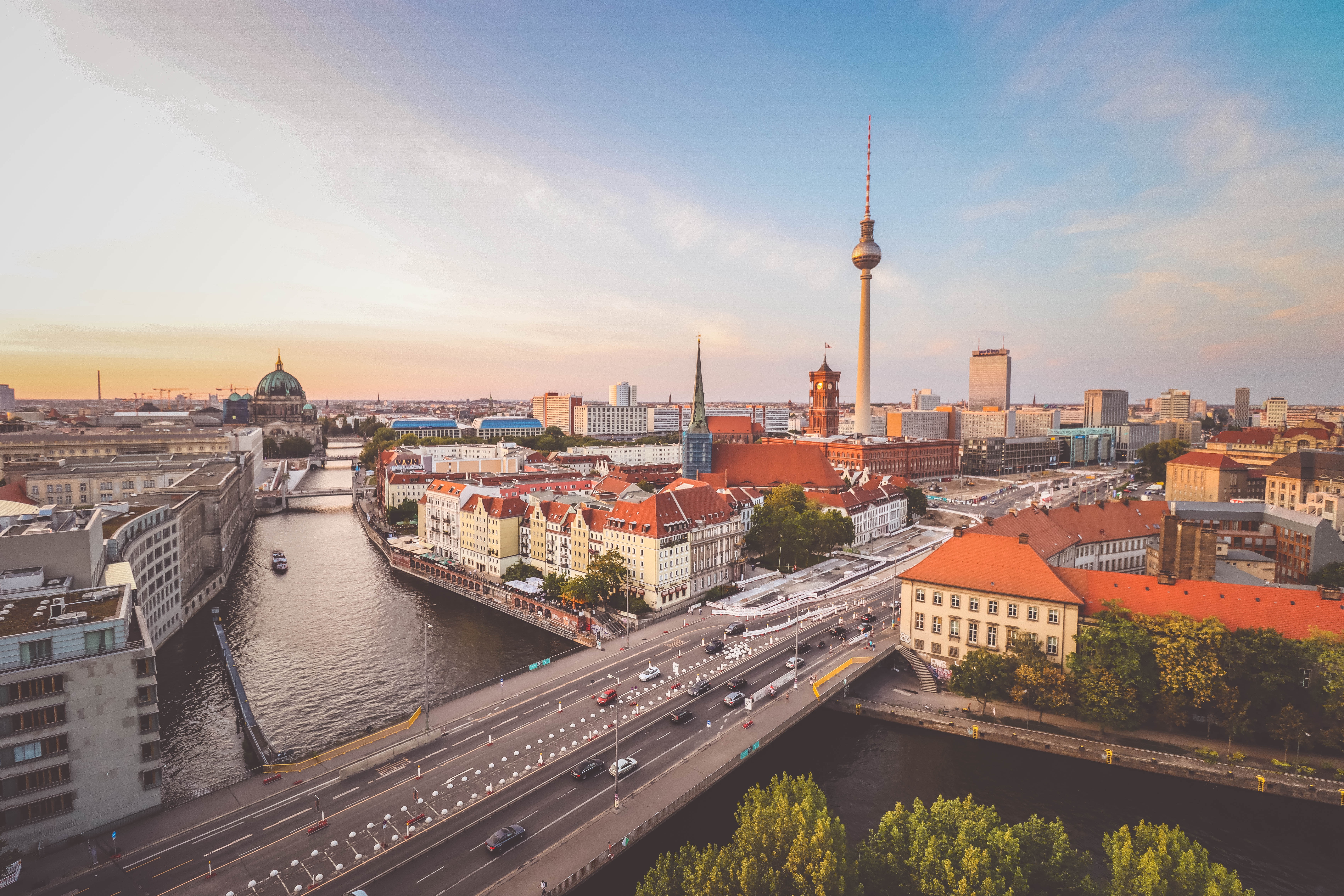 Stadtansicht von Berlin u.a. mit Spree, Fernsehturm und Synagoge.