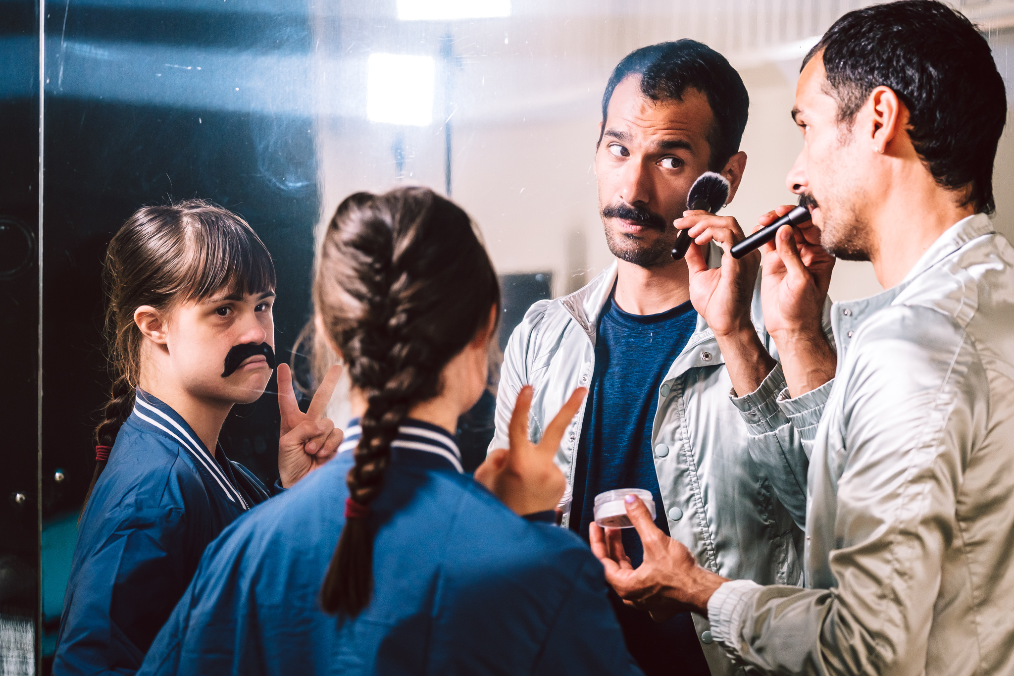 Mädchen mit aufgeklebtem Bart neben bärtigem Mann