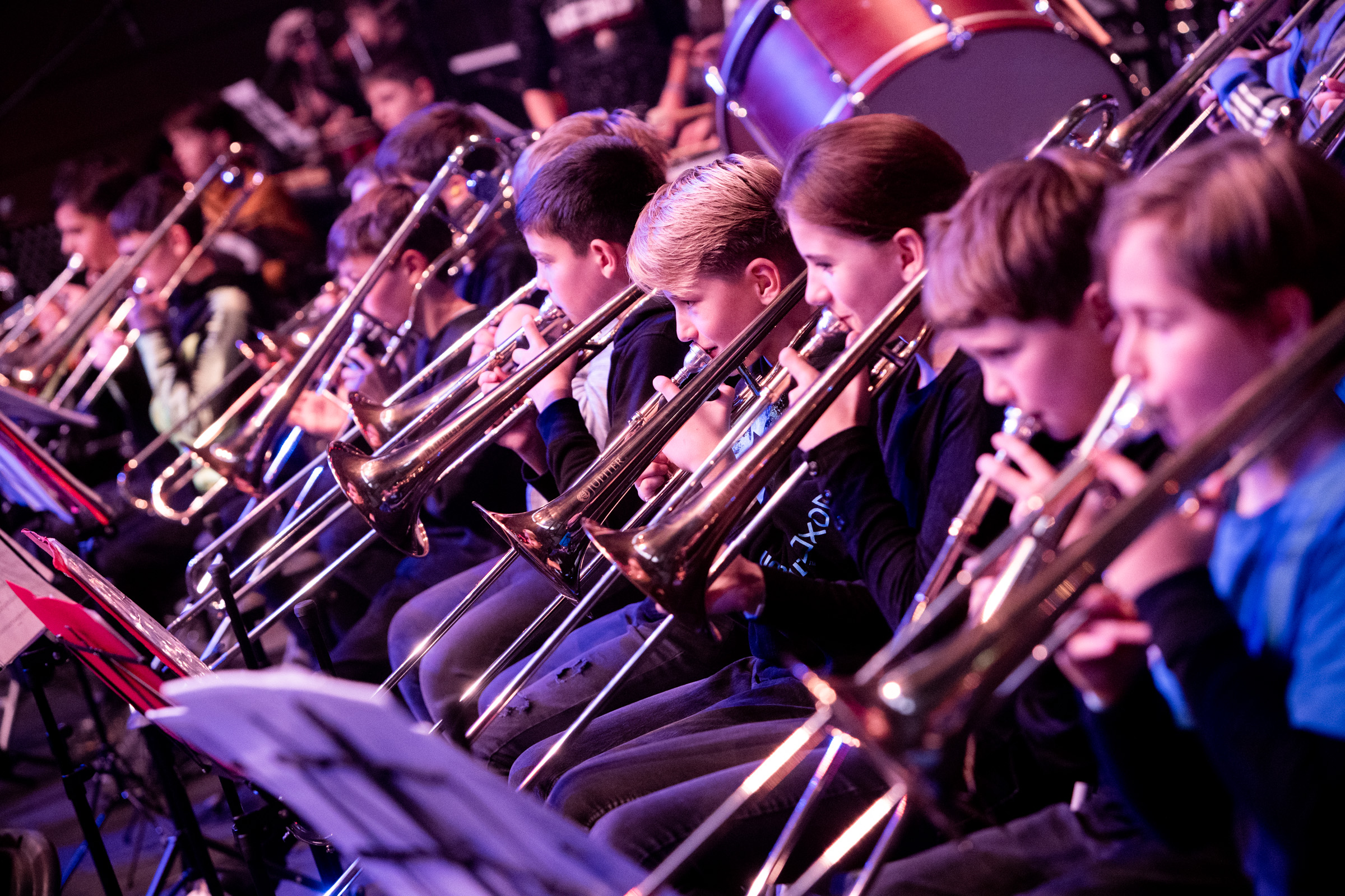 Kinder beim Spielen von Blasinstrumenten