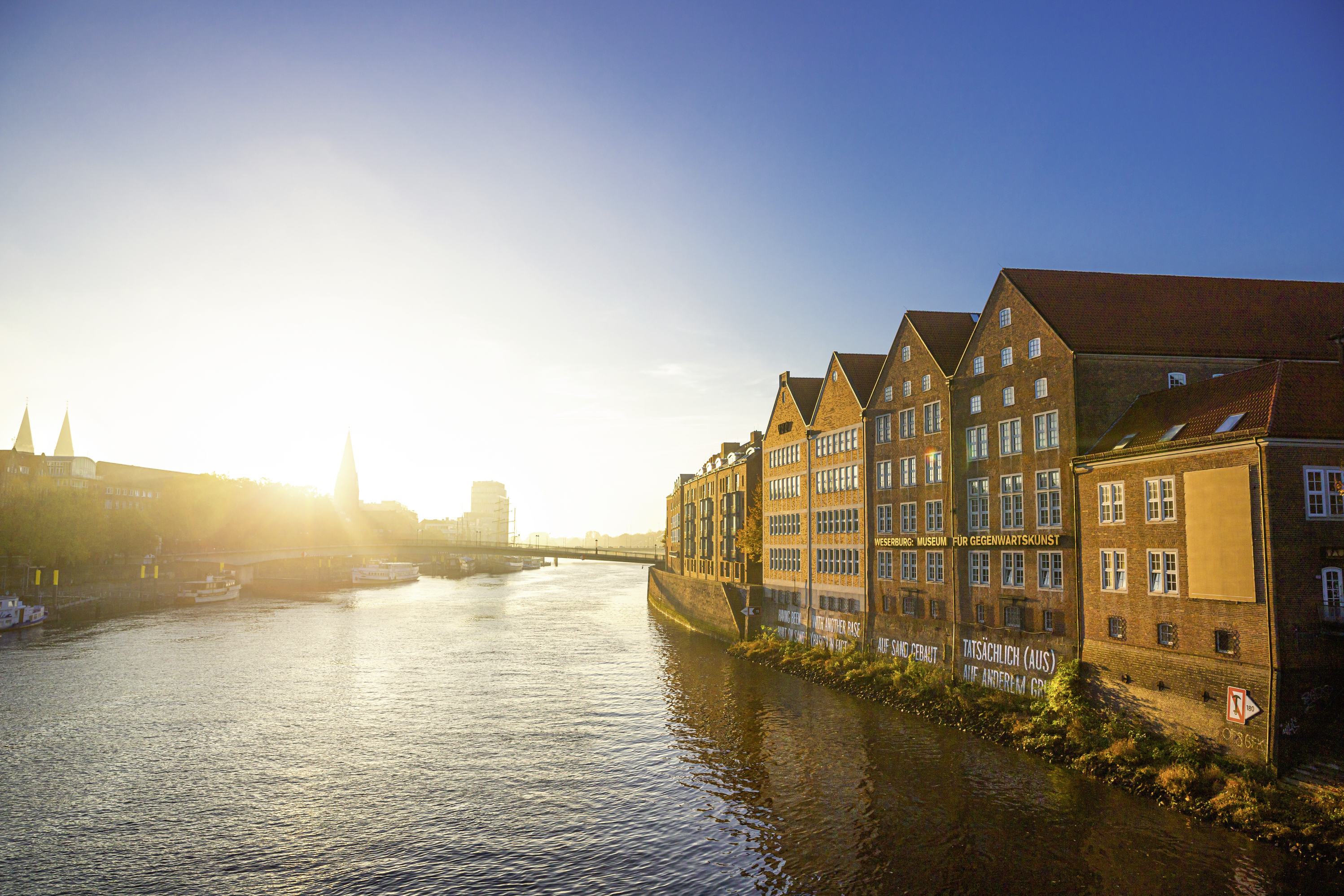 Weer mit Häuserzeile