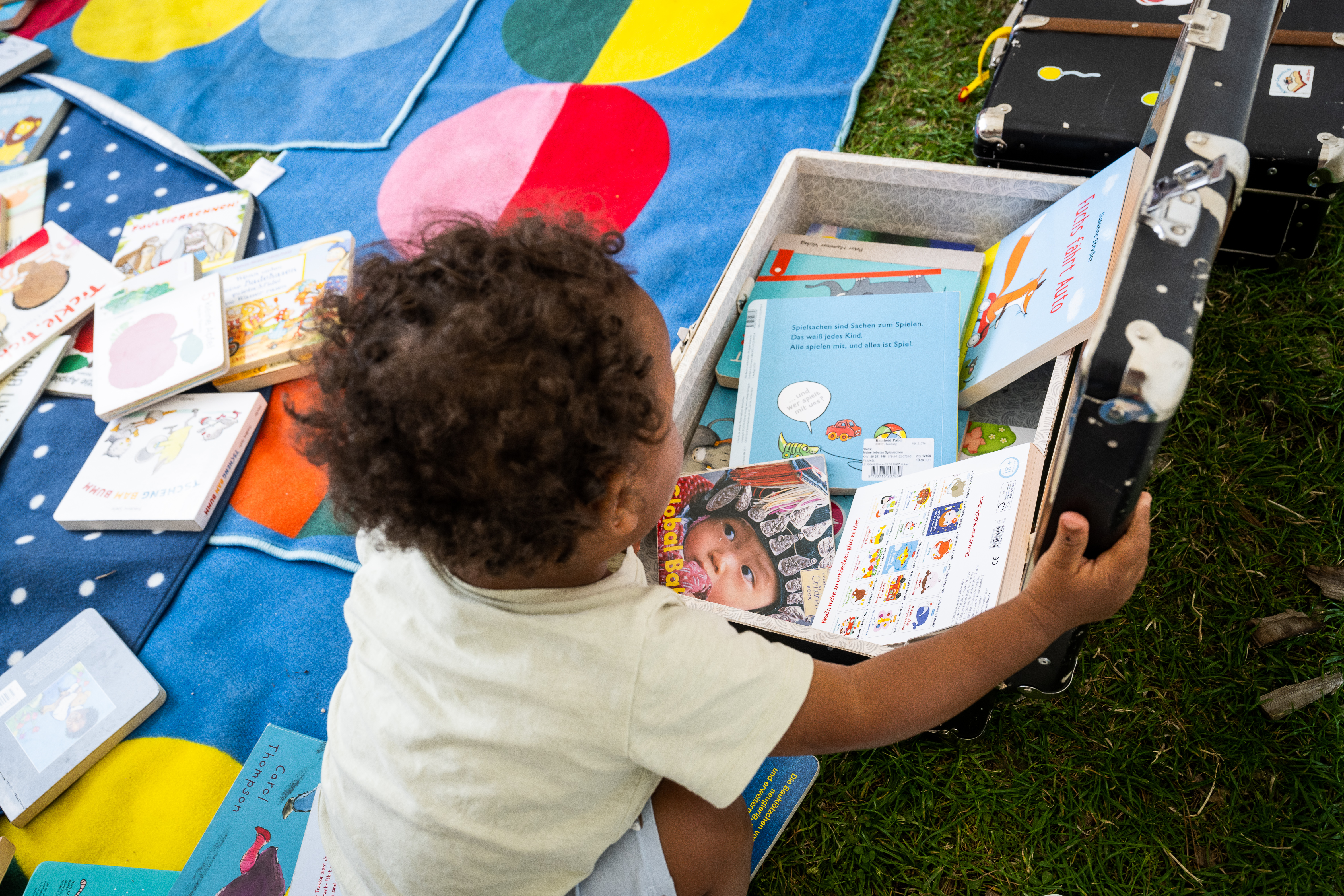 Kleinkind mit Kinderbüchern