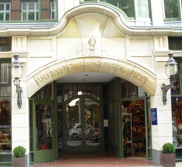 Foto von Hauseingang mit Schriftzug "Brandenburger Haus"