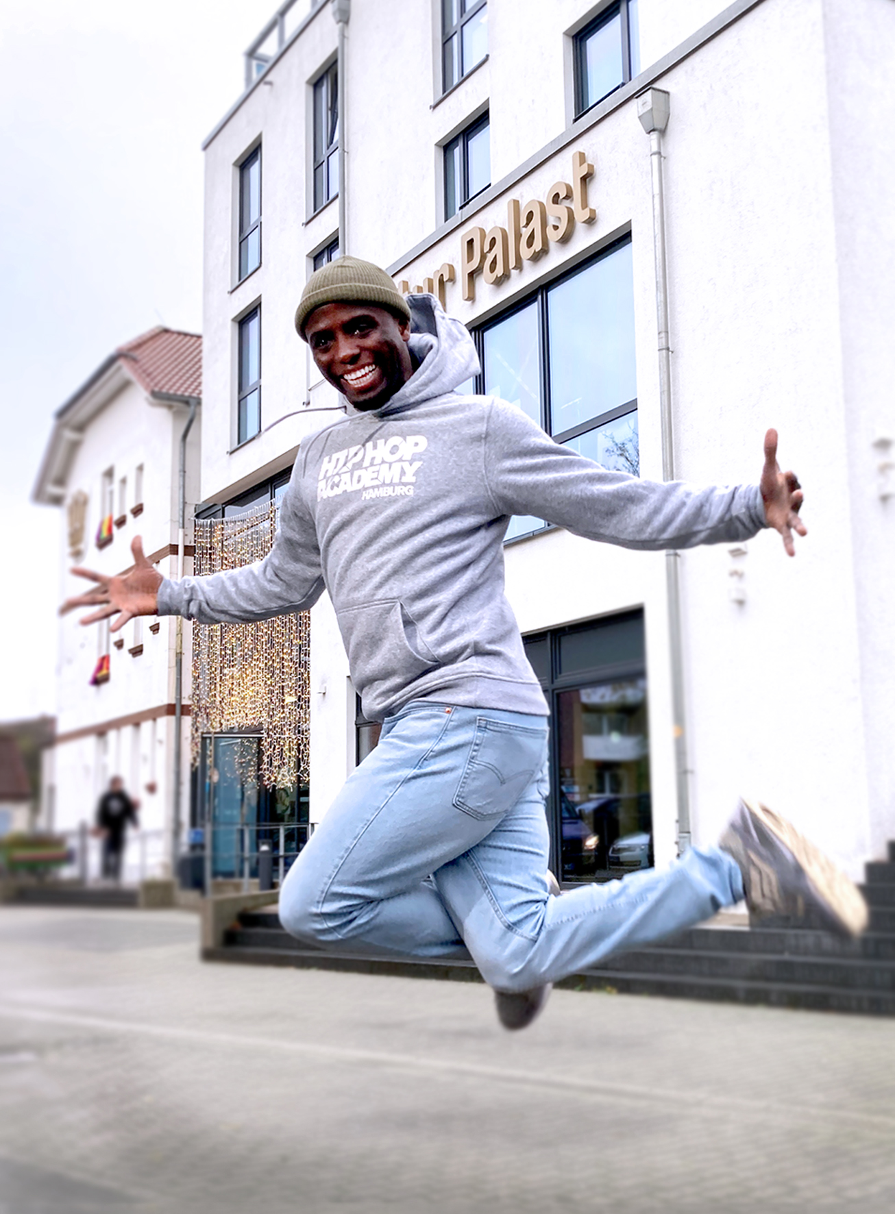 Mann springt in die Luft