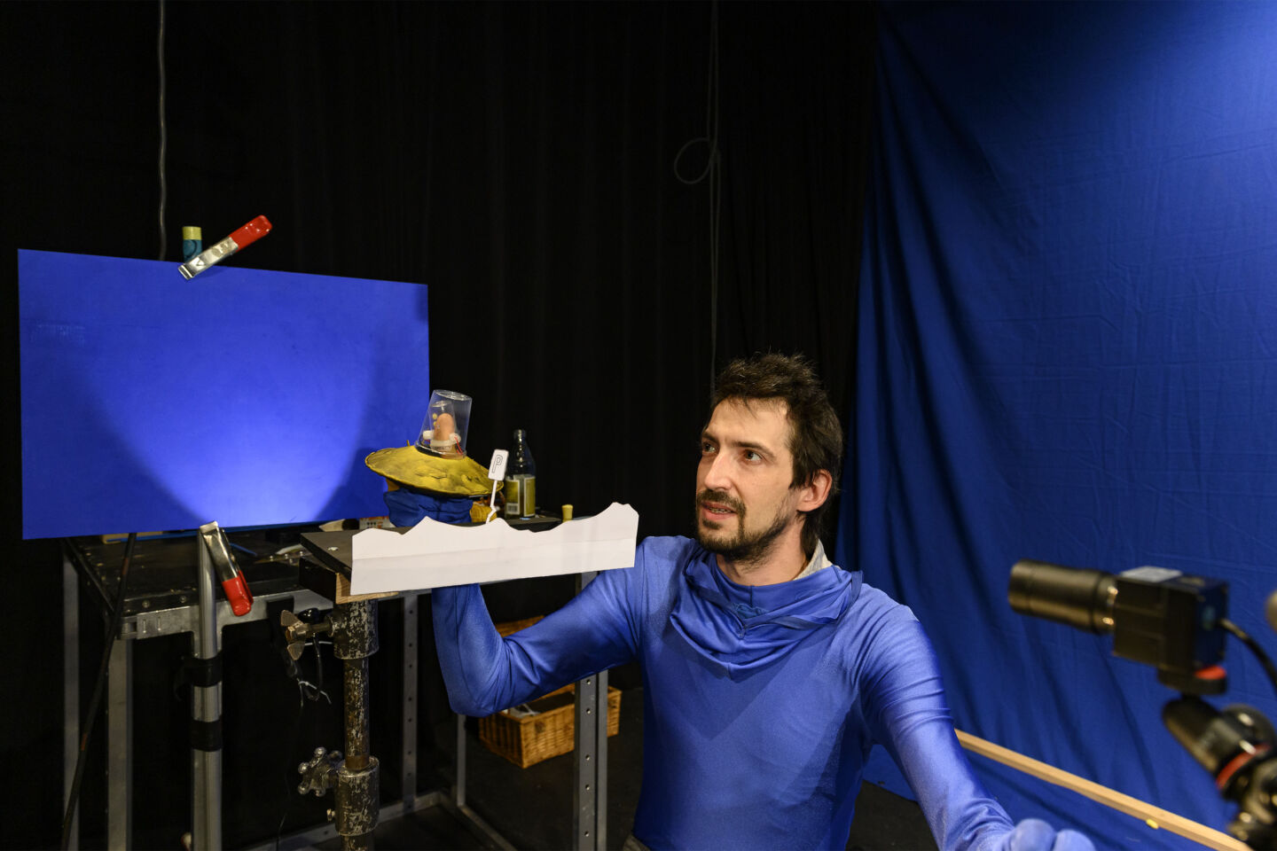 Mann im blauem Kostüm