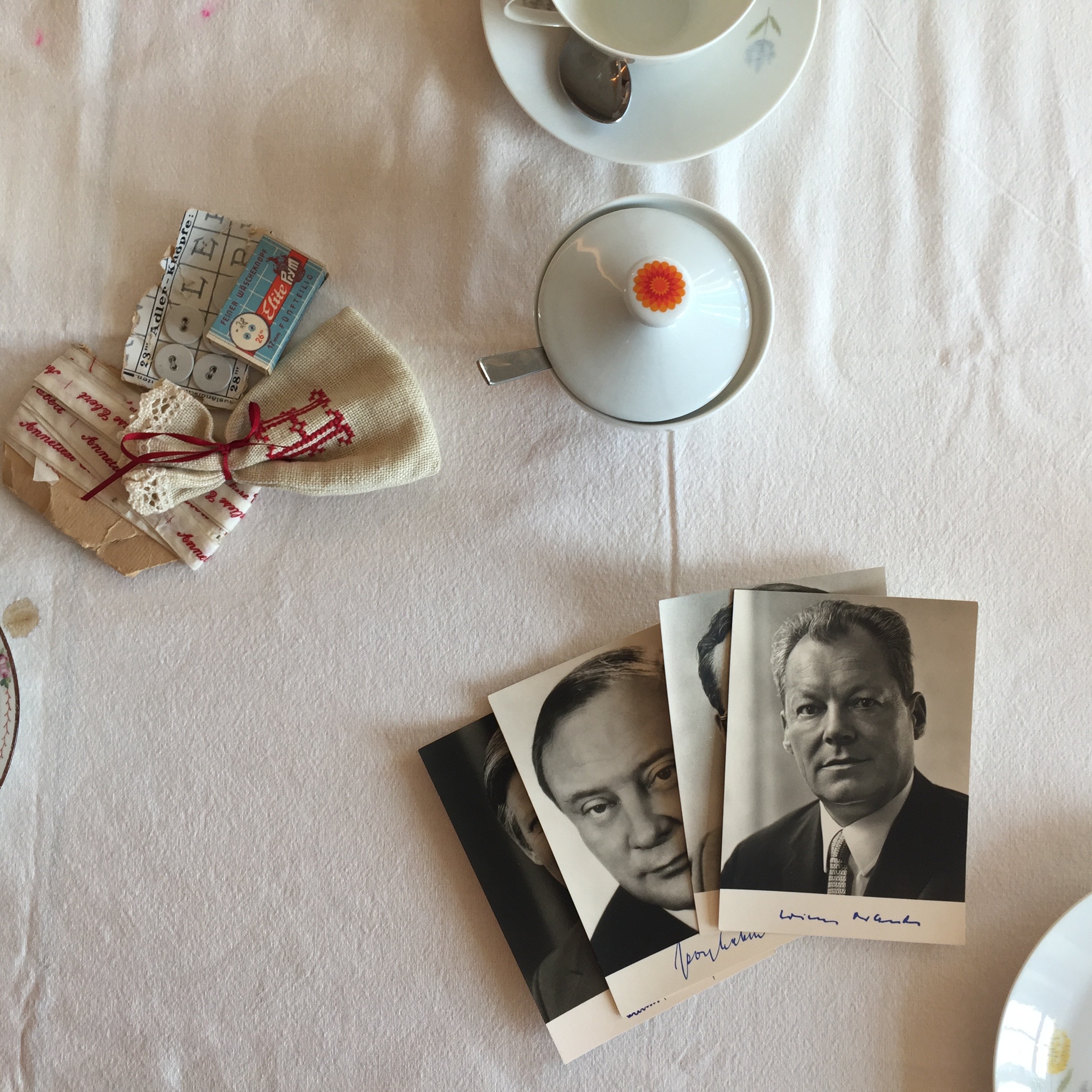 Tisch mit Schwarz-Weiß Bildern