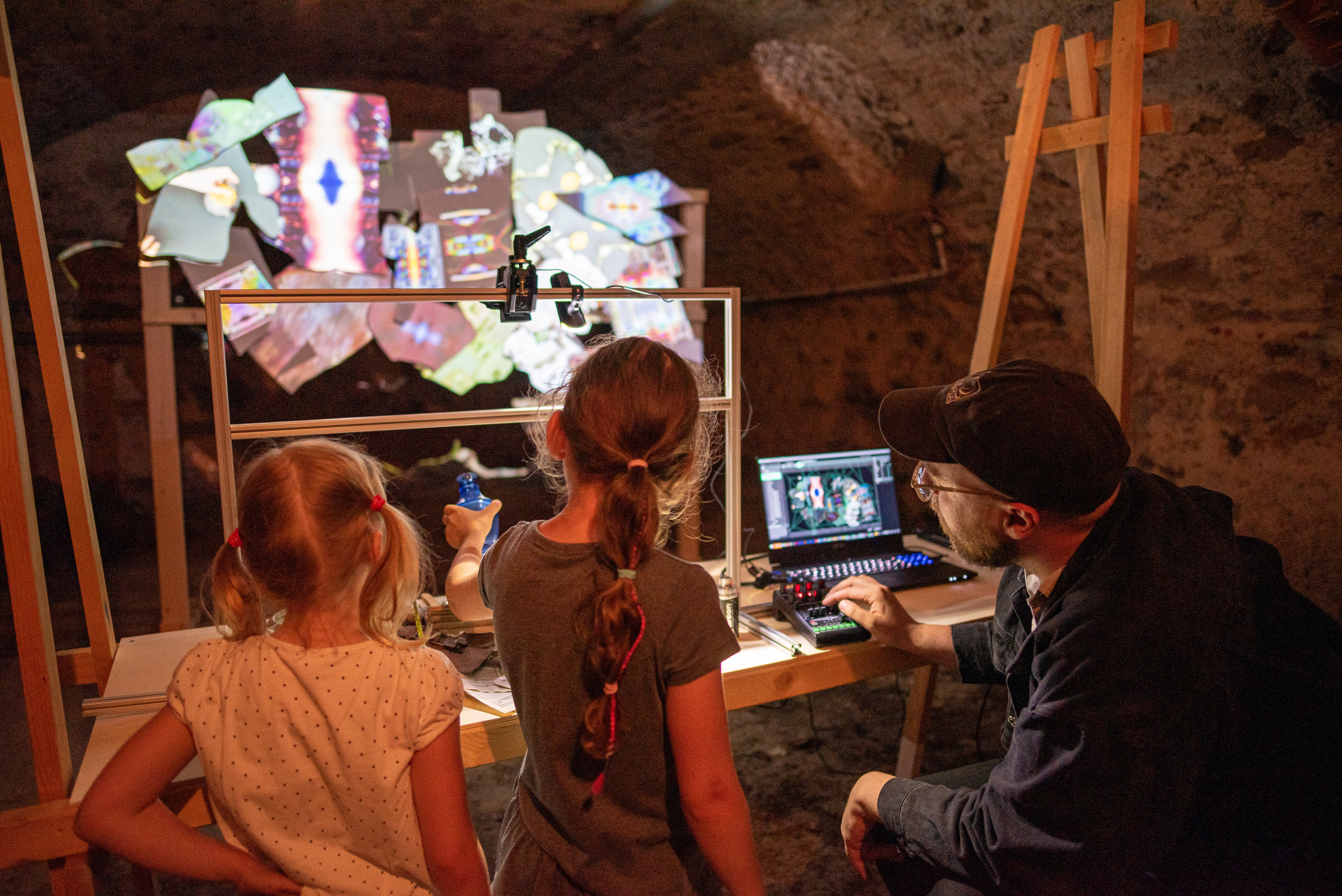 Ein Mann zeigt Kinder etwas