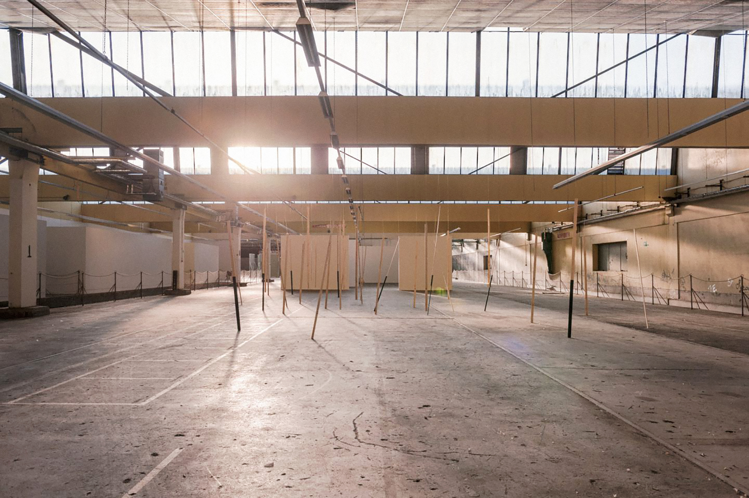 Industriehalle mit ausgestellten Objekten